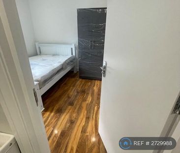 1 bedroom in a flat share to rent - Photo 2