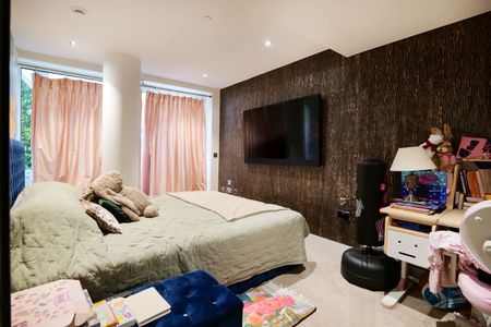 Luxurious Two Bedroom Apartment in Kensington, London W14 - Photo 3