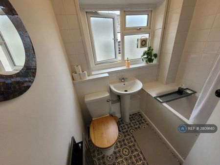 2 bedroom maisonette to rent - Photo 4