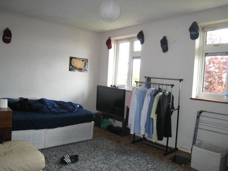 3 bedroom flat to rent - Photo 4