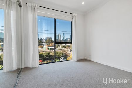 Stunning Tri-Level Townhouse with Breathtaking Urban Vistas for lease! - Photo 4