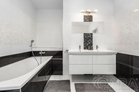 Pronájem bytu 4+kk s dvěma parkovacími stáními a předzahrádkou - Fotografie 5
