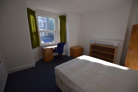 4 bedroom terraced house to rent - Photo 3