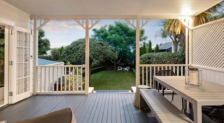 Modern stand-alone home in central Mt Eden - Photo 2