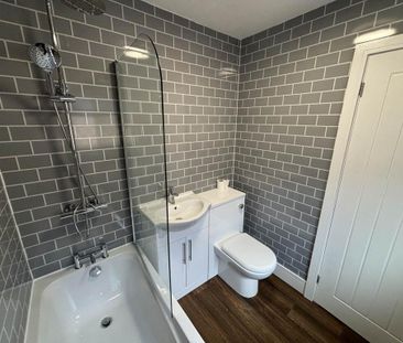 2 bedroom end of terrace house to rent - Photo 4