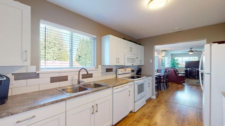 3-Bedroom & 2 Bath lower unit (Powell River) - Photo 2