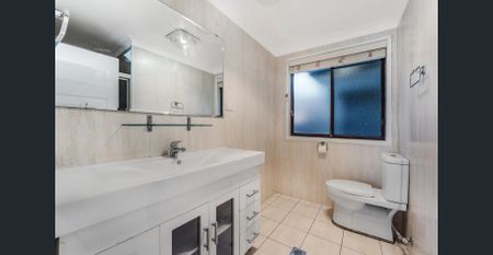 Charming 3 Bedroom Home ! - Photo 4