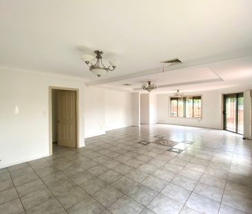 Large Free Standing Four Bedroom Townhouse - Photo 3