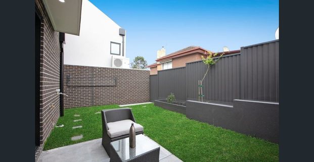 Beautiful Townhouse! - Photo 1