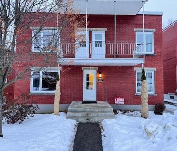 TRÈS GRAND 5-1/2 À LOUER À 400 MÈTRES DE L'UNIVERSITÉ DE SHERBROOKE - Photo 1