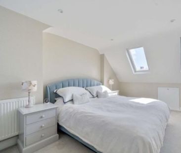 Double room with own bathroom in gorgeous semi just off Cobham High... - Photo 2