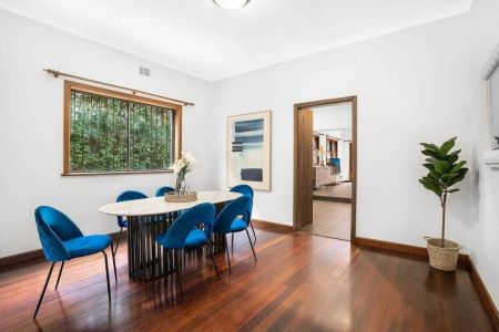 Spacious Four-Bedroom Family Home with Entertainer's Courtyard in Prime Bondi Junction - Photo 5