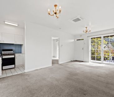 Charming Top Floor Retreat in a Prime Lifestyle Location - Photo 4
