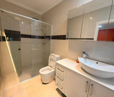 Stunning 5-Bedroom Family Home!! - Photo 6