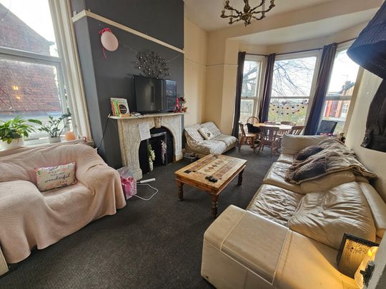 3 Bed - flat 2, 35 Richmond Road, Headingley, Leeds - LS6 1BX - Student - Photo 1