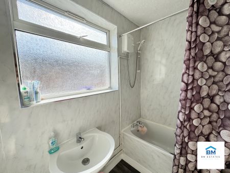 3 Bedroom Terraced - Photo 2