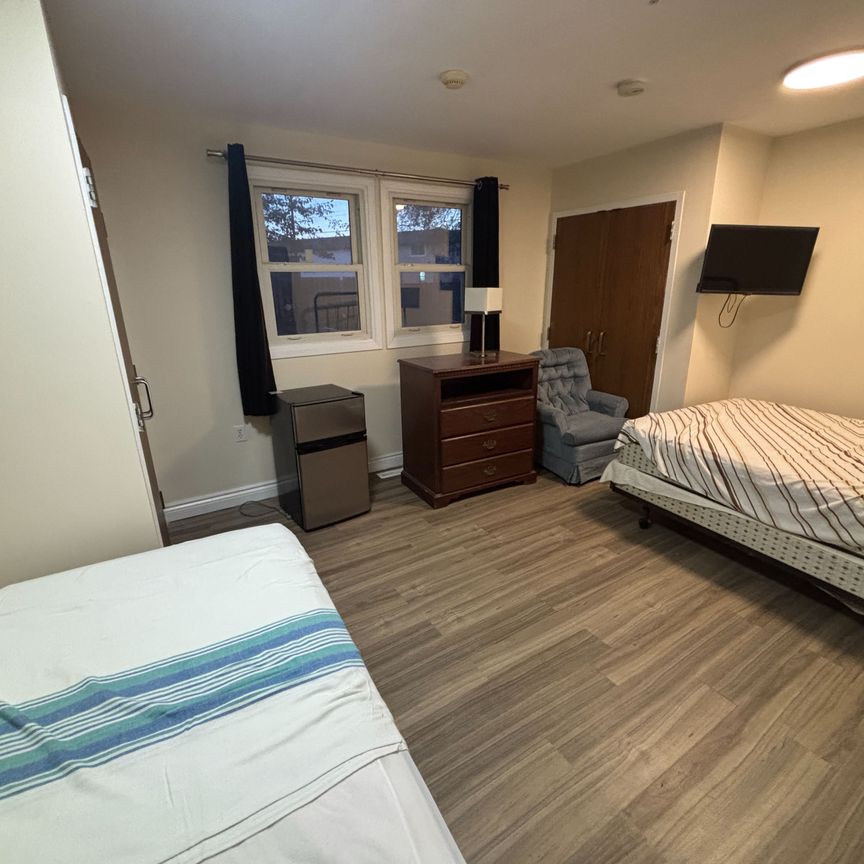 For Lease - 7715 Beaverdams Road Unit# Rooms2,5,9,10,12,14,16,17, Niagara Falls, Ontario - Photo 1