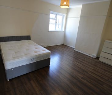 3 Bed Flat, Streatham Vale, SW16 - Photo 2