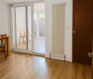 1 bedroom in a flat share to rent - Photo 2