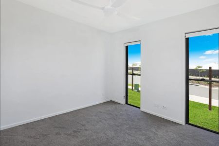 Contemporary Living with Space, Style & Comfort - Photo 4