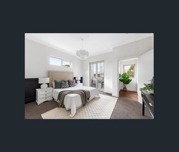 Luxurious Family Living with Private Lift in the Heart of Wahroonga - Photo 2