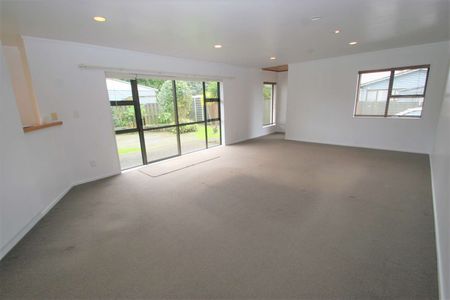 2 Bedrooms, Forrest Hill - Photo 3