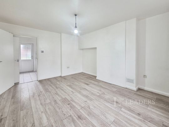 2 bedroom mid-terrace to rent West Avenue, Chelmsford - Photo 1