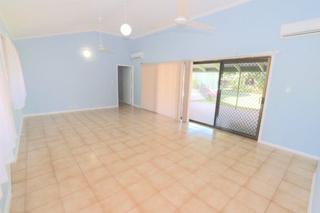 Modern Family Home with Entertainer's Appeal & Plunge Pool - Photo 2