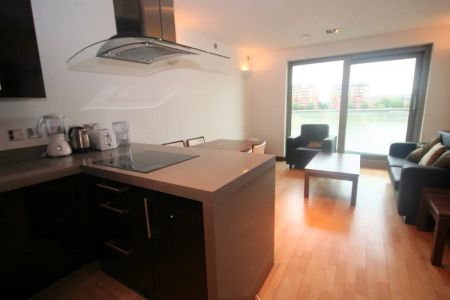 2 bedroom flat in Bridges Court Road - Photo 3