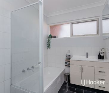 Amazing Townhouse in West Lakes, No Less! - Photo 2