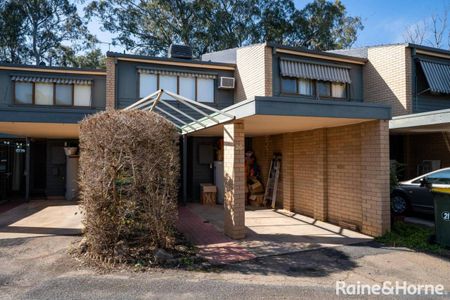 STUNNING IDEALLY LOCATED TOWNHOUSE - Photo 4