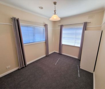 8 Hart Street, Airport West VIC 3042 - Photo 3