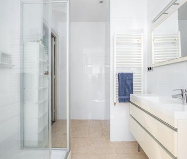 Room with single bed in Calle Valencia - Photo 2