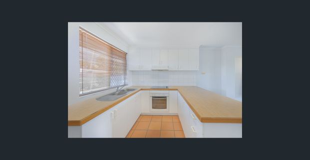 Great location with water views! - Photo 1