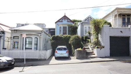 Charming pet friendly Home on Wallace Street – Your Perfect Sanctuary! - Photo 2