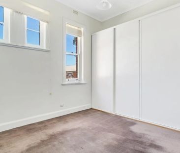 Stylish 2-Bedroom Upstairs Apartment in Prime Location - Photo 3