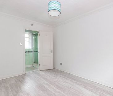 Avon Close, - Photo 2