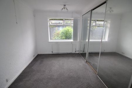 5 bedroom Bungalow To Let - Photo 2