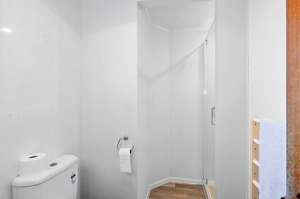 Newly renovated sunny 2 bed unit - Photo 1