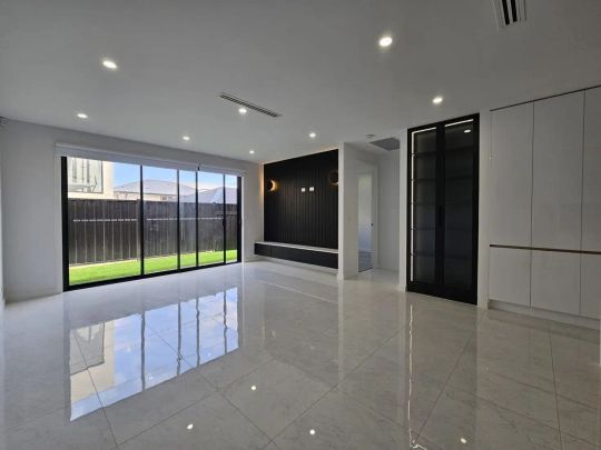 “Modern &amp; stylish 4-bedroom family home located opposite Senol Shopping Centre!” - Photo 1