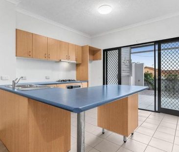 Welcome to the courtyard of your dreams in a fantastic location! - Photo 3