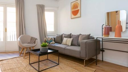 2-bedroom apartment for rent in El Gòtic, all bills included - Photo 2