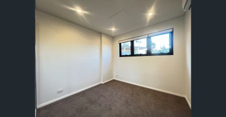 Ground floor unit with backyard - Photo 4