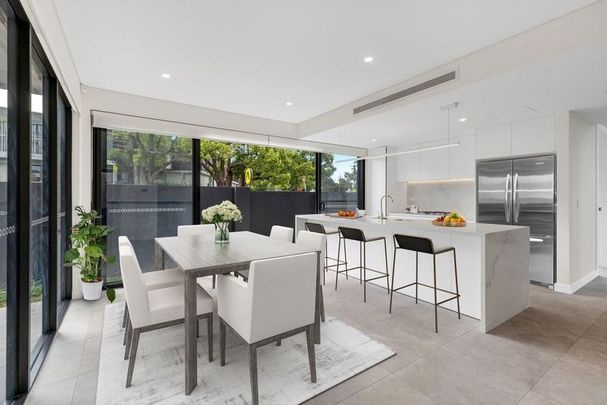 5 bedroom, 4 bathroom home with garage - Photo 1