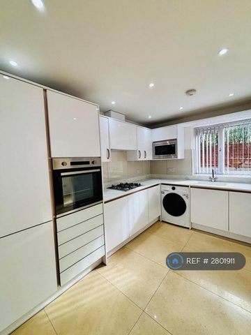 1 bedroom in a house share to rent - Photo 2