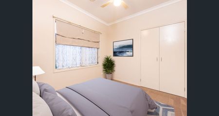 Huge Family Home - Photo 3