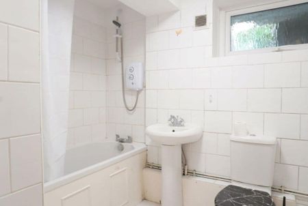 Converted apartment with one bedroom and BONUS ROOM set amongst wonderful communal gardens within walking distance of Esher High Street, Claremont Park, West End Village and surrounding woodland walks. Available mid Feb 2026. - Photo 5