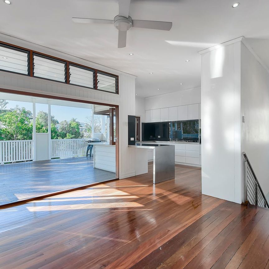 Spacious Queenslander in Prime Location. - Photo 1
