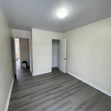 GRAND 5 1/2 RÉNOVE, PRES BORD DE L'EAU, JARDIN, SOUS-SOL ET 1 PARKING INCLUS - Photo 4
