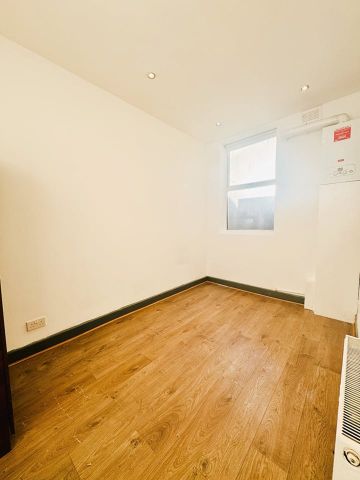 2 Bed Flat, Upper Tooting Road, SW17 - Photo 4